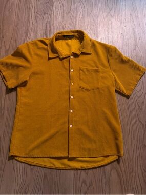 Casual Short-Sleeve Button-Down Shirt in Mustard Yellow